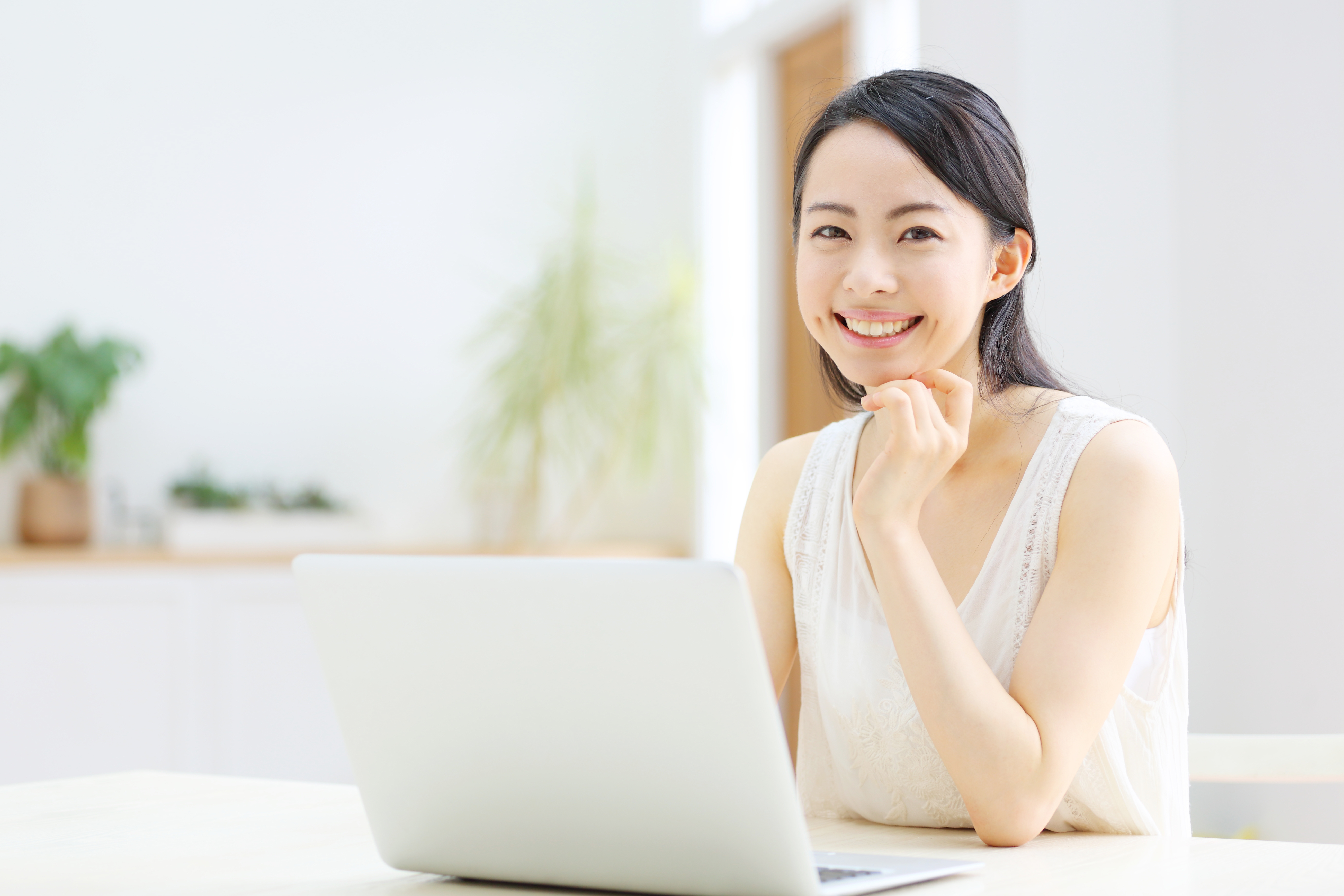 微笑みかける女性